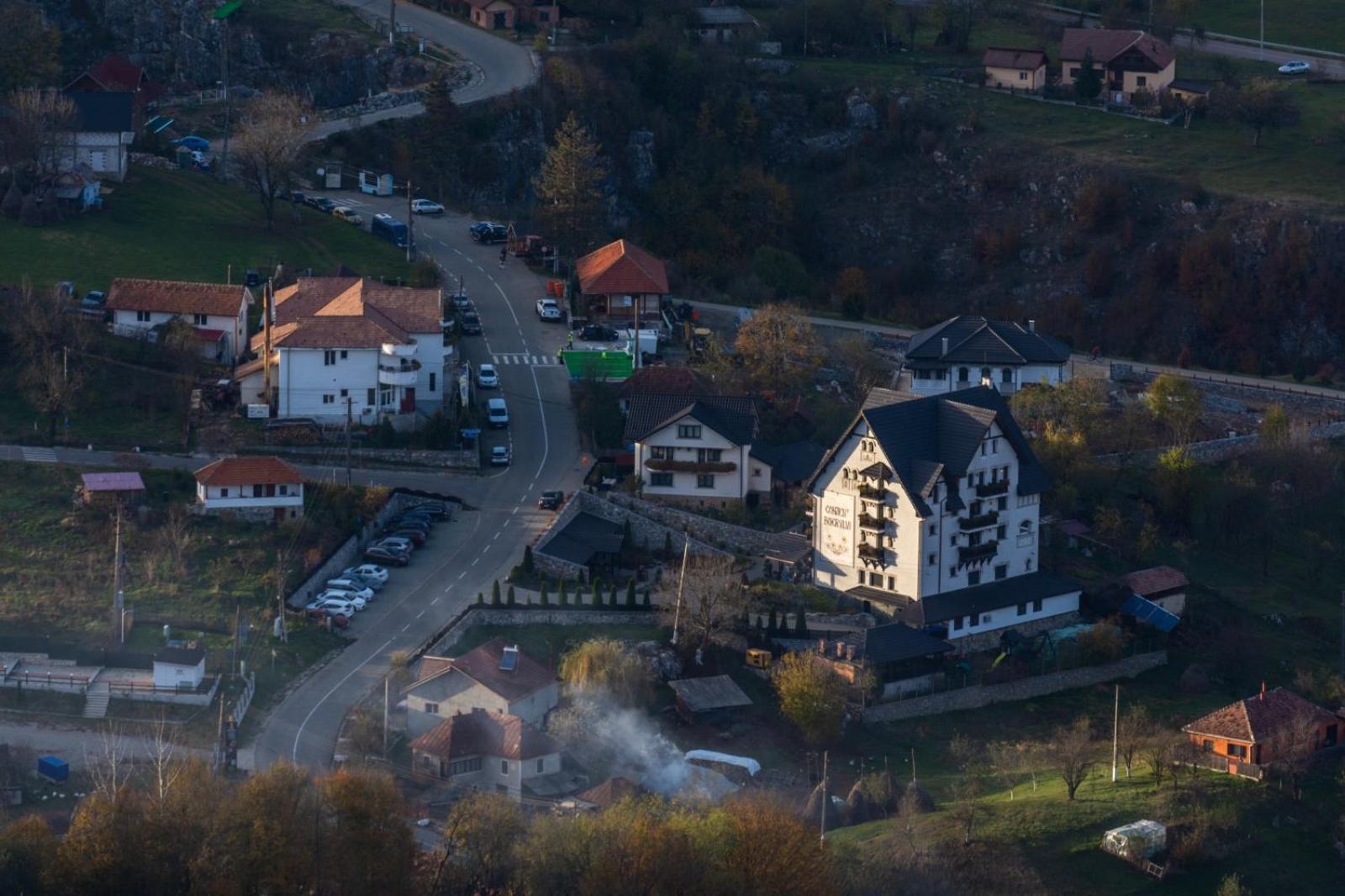 Conacu' Boierului Hotel Ponoarele Kültér fotó