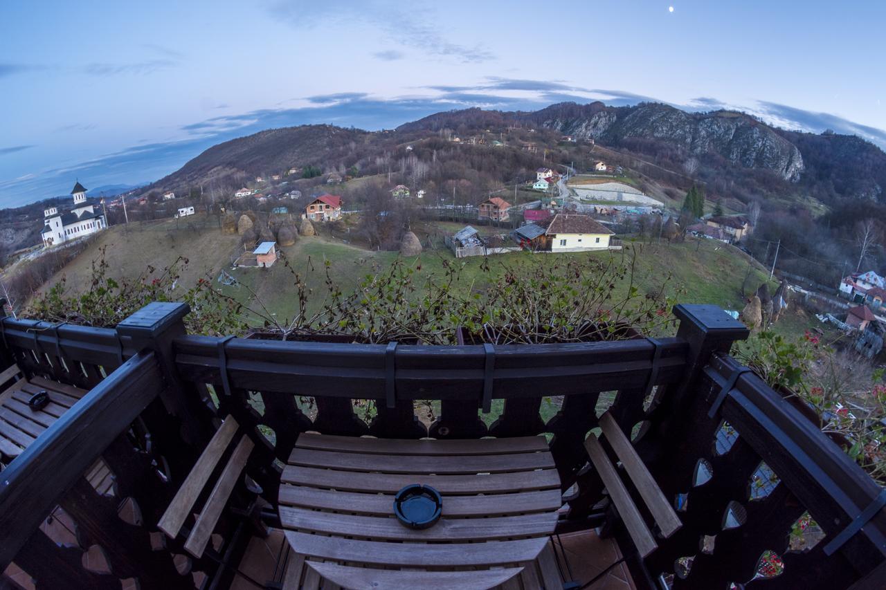 Conacu' Boierului Hotel Ponoarele Kültér fotó